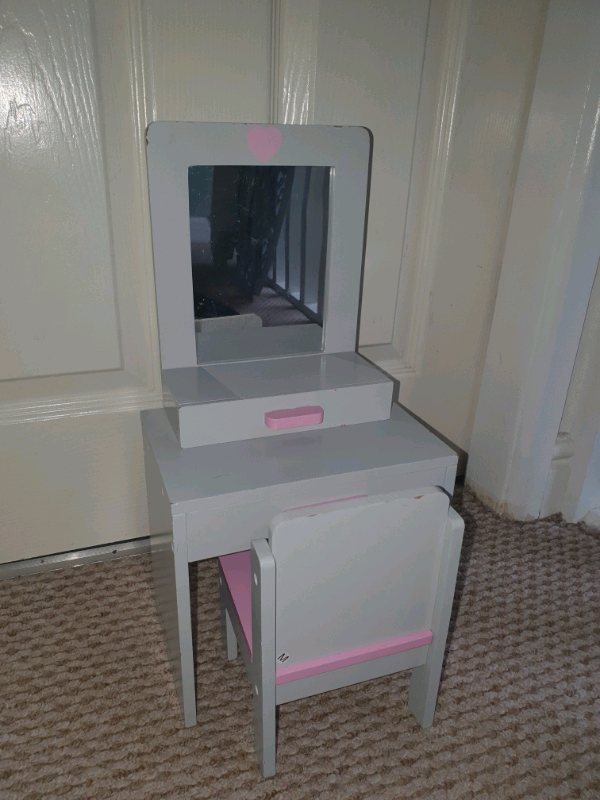 design a friend dressing table
